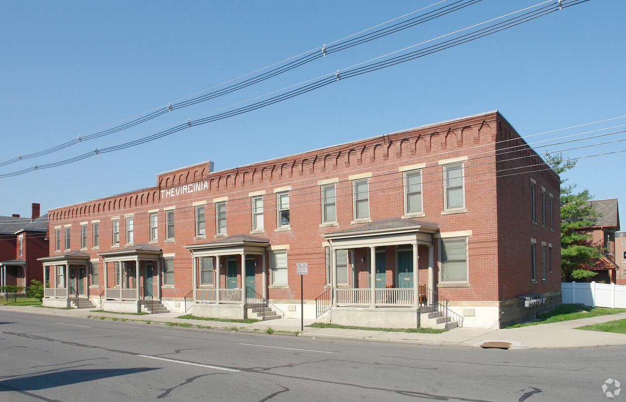 Building Photo - 1009-1023 Summit St