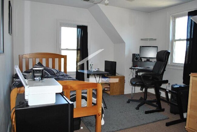 Foto del edificio - Desirable BU Location. Walk to School. Spa...