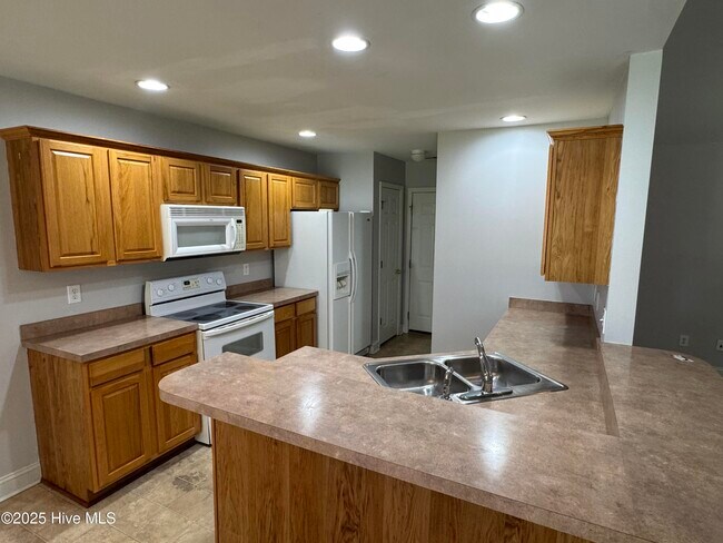 Foto del edificio - 202 Two Oaks Ct