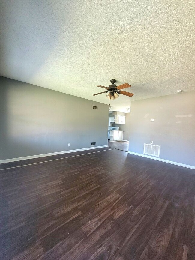 Building Photo - Awesome House!  Available Now 3 bedroom 1 ...