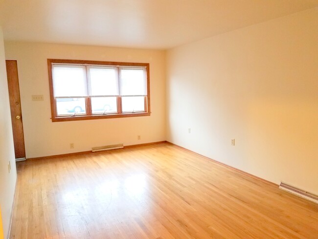 Building Photo - Beautiful 3 Bedroom Home - Central Air - H...