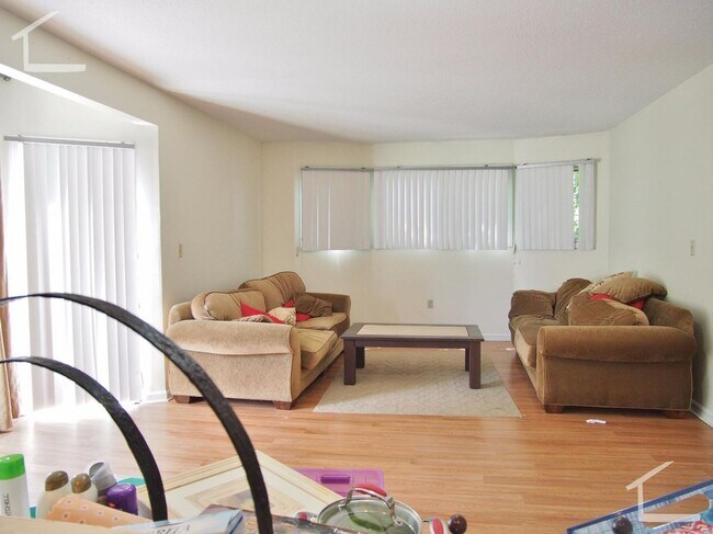 Foto del edificio - No Fee,  Nearly 3k Sq. ft Pet-Friendly Townhouse near Boston Landing with 2 Parking Spots Included!