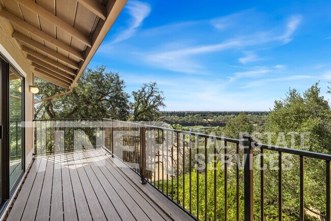 Foto del edificio - 8708 Bluff Ln