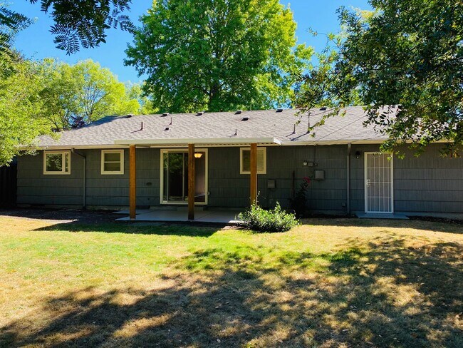 Building Photo - Updated 3 bedroom ranch home in Cedar Hills