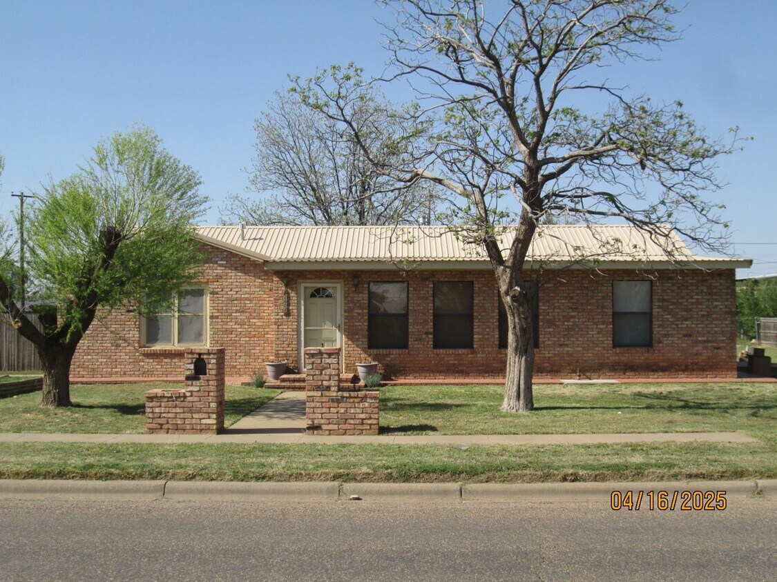 Foto principal - HOUSE -- 3 bedrooms, 2 bathrooms
