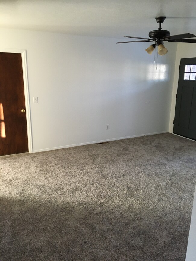 Living room, garage door - 4685 Robb St