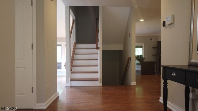 Foto del edificio - 220 Butternut Dr