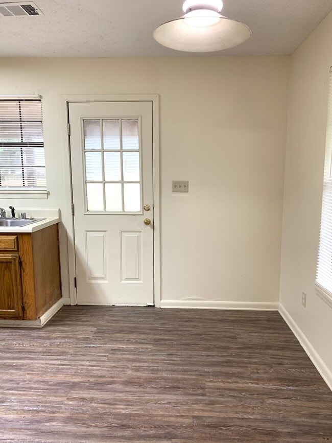 Building Photo - 3 Bed/1.5 Bath Near Fox Meadow Schools!