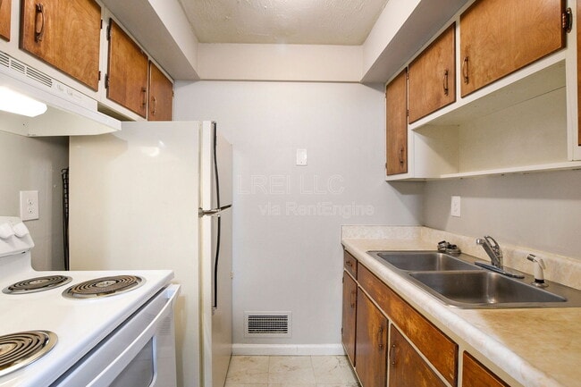 Building Photo - 118 W Ormsby Ave