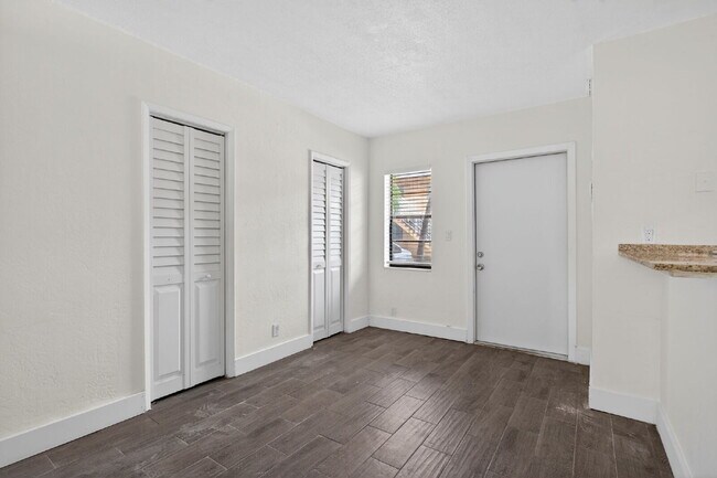 Building Photo - QUICK MOVE IN - FIRST MONTH FREE | Bright & Modern 1-Bedroom Apartment in Prime Oakland Park Loca...