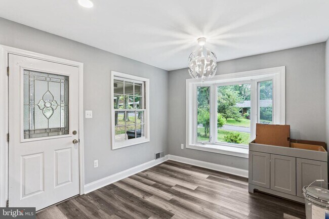 Building Photo - 8603 Laverne Dr