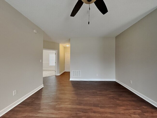 Foto del edificio - 4 bed 2 bath with fenced in backyard!