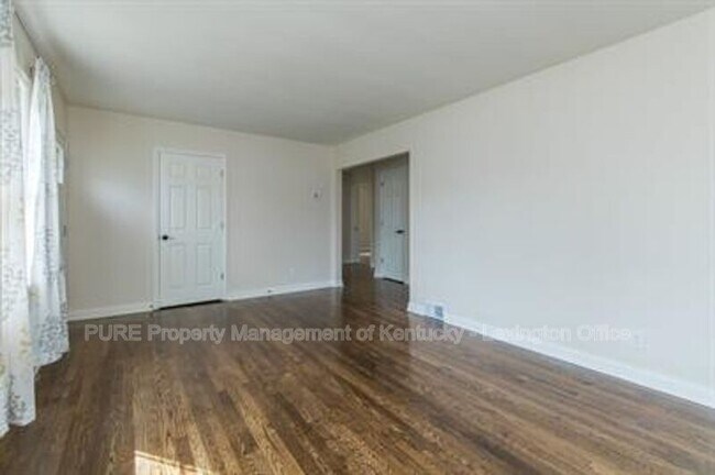 Building Photo - 574 Bob O Link Dr