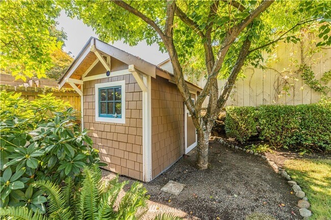 Building Photo - Beautiful Craftsman home in the desirable ...