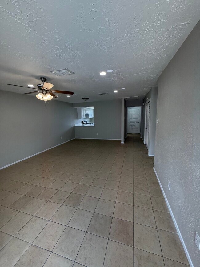 Foto del edificio - 6423 S Briar Bayou Dr