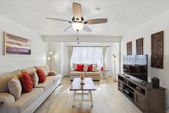 Foto del edificio - 711 Red Oak Ln