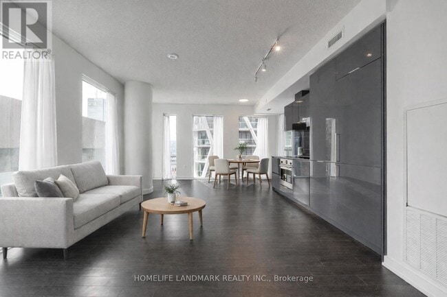 Building Photo - 238 Simcoe St