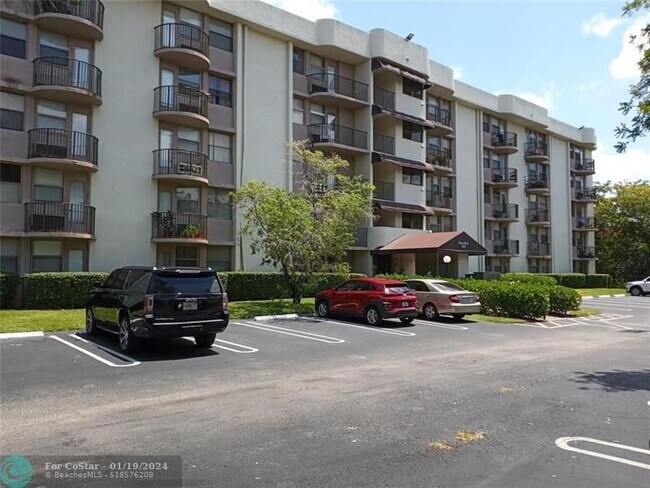 Building Photo - 2701 Riverside Dr