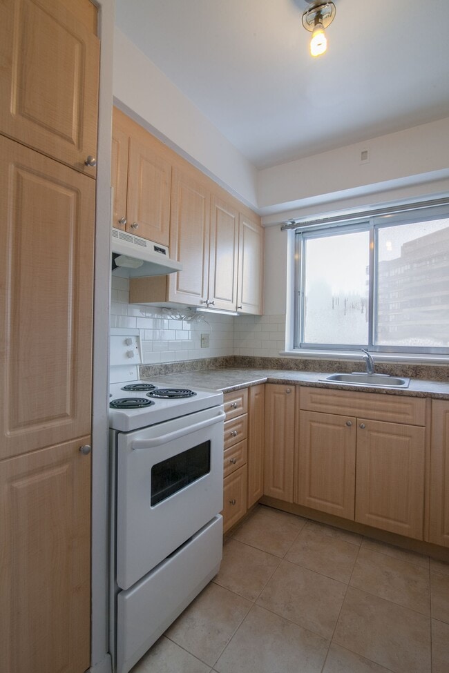 Building Photo - 3555 Chem. de la Côte-des-Neiges