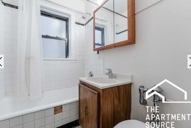 Building Photo - 512 W Cornelia Ave