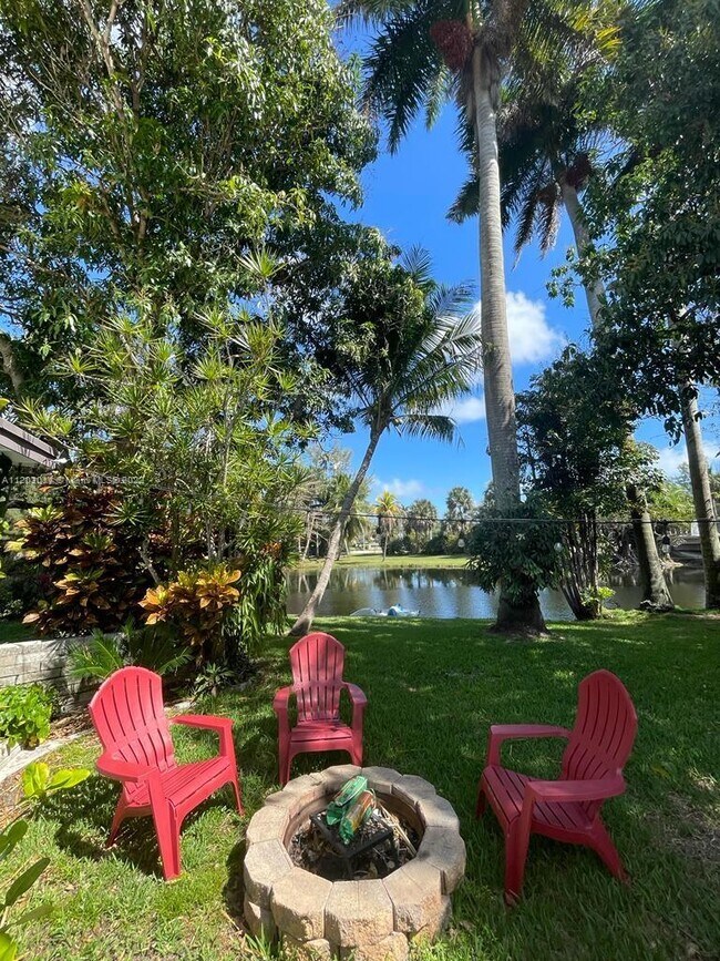 Foto del edificio - 11201 W Biscayne Canal Rd