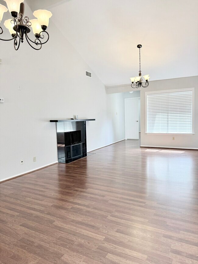 Building Photo - 11633 Village Pl Dr