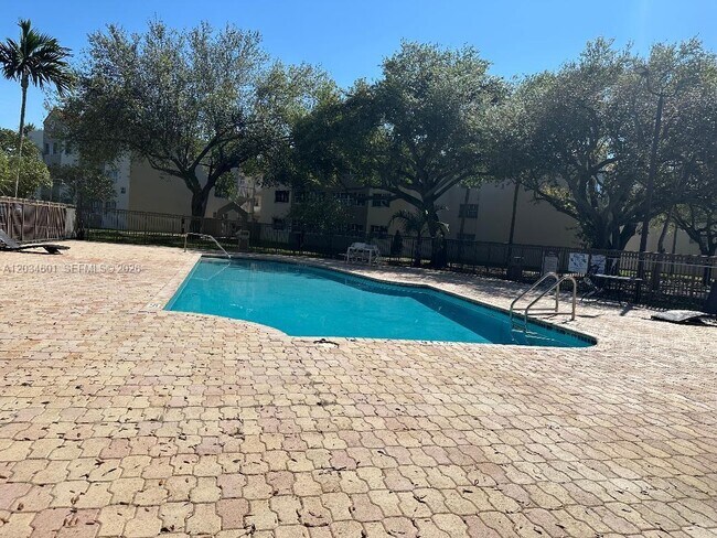 Foto del edificio - 6175 NW 186th St