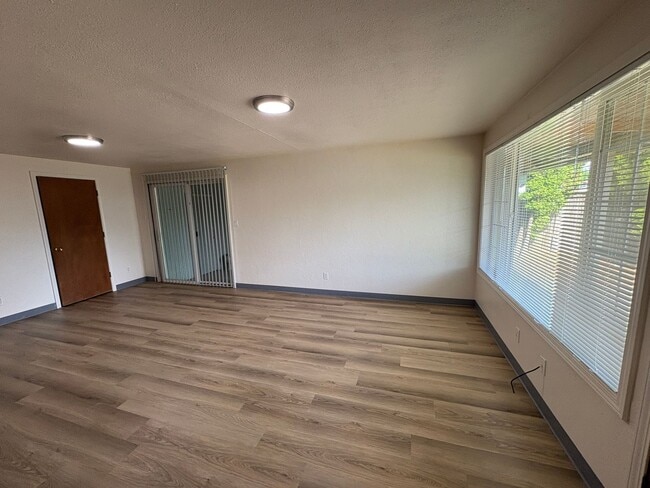 Building Photo - 2 Bedroom Duplex in Santa Clara Area