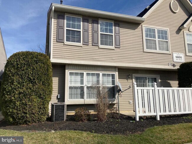 Foto del edificio - 5803 Coventry Way