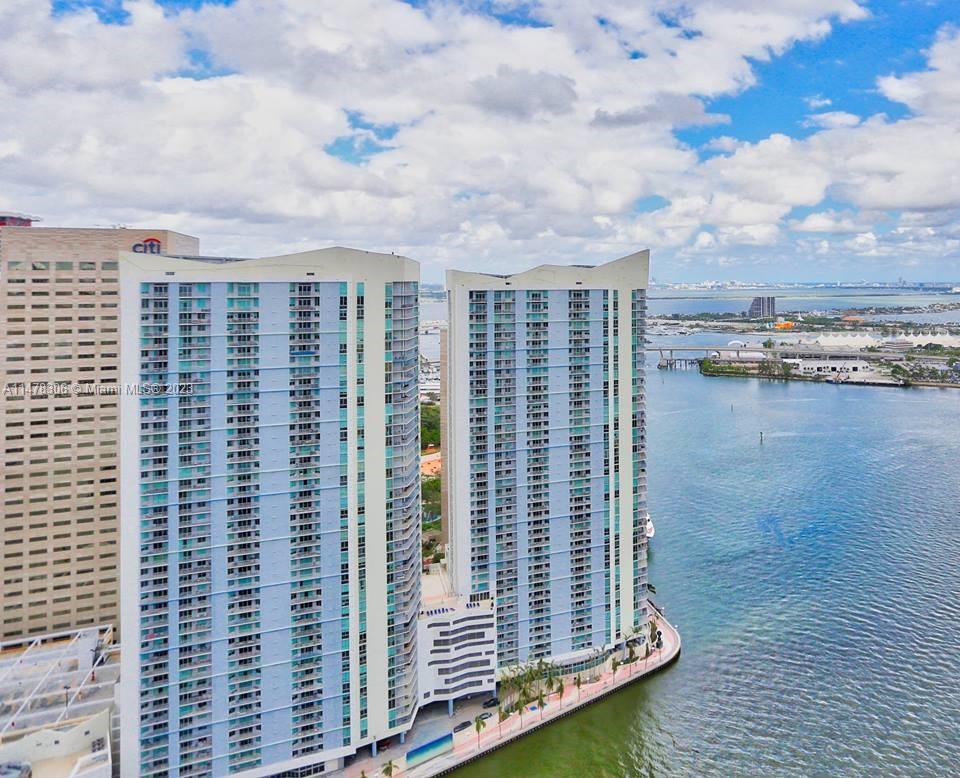 Foto principal - 325 S Biscayne Blvd