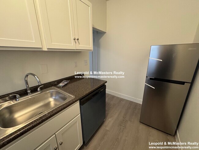 Building Photo - 68 Woodstock Ave