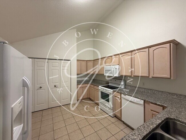 Foto del edificio - "Charming 2-Bed Condo with Fireplace & Scenic Views on Fox Cove Dr, Perrysburg!"