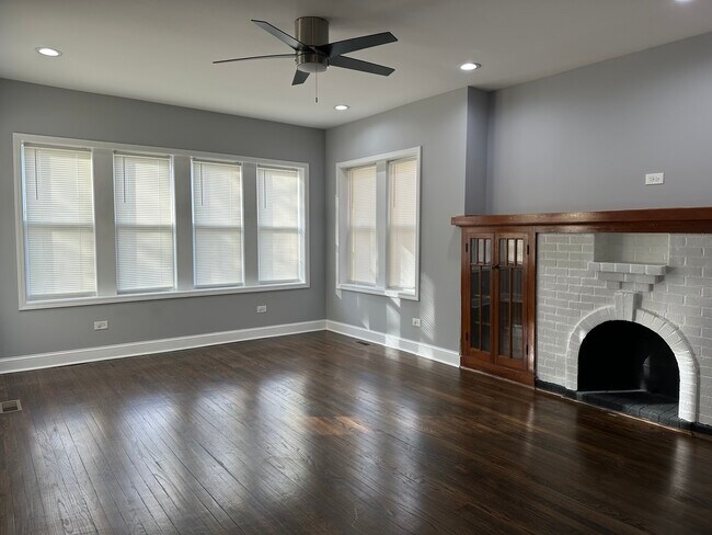 Foto del edificio - 8125 S Marshfield Ave