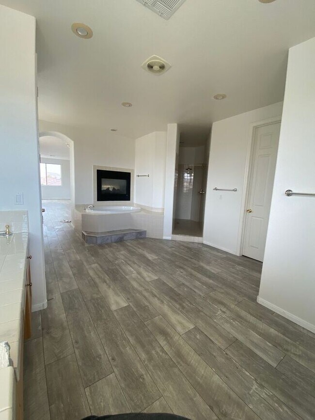 Building Photo - Beautiful 2 story 4 bedroom home-Available...
