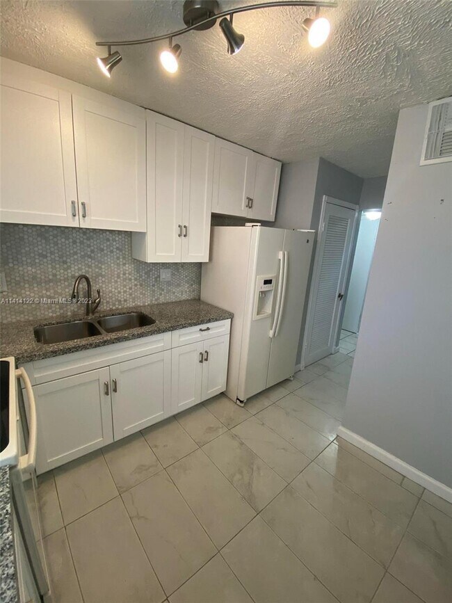 9140 Fontainebleau Blvd Unit 301, Miami, FL 33172 Condo for Rent in