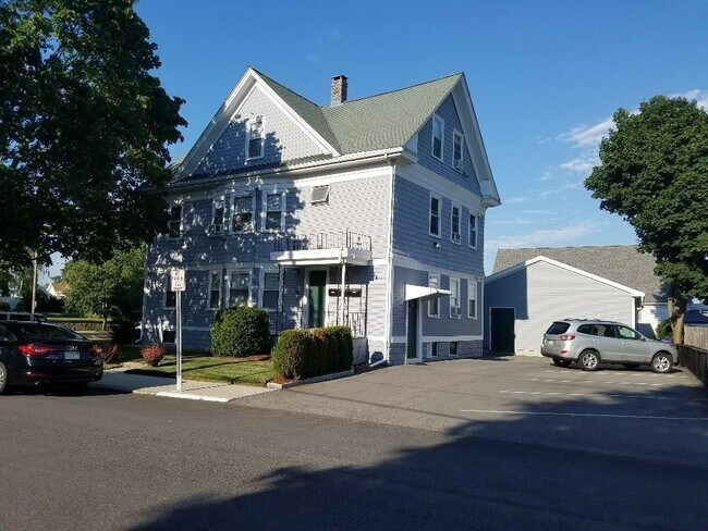 Foto del edificio - 595-597 Armistice Blvd