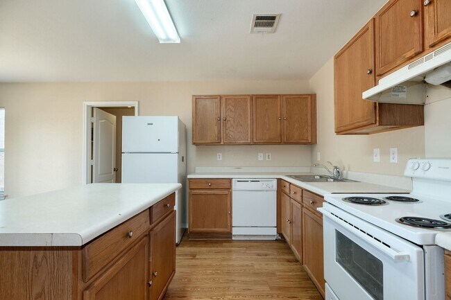 Foto del edificio - Spacious 4 bed/2.5 bath corner lot!