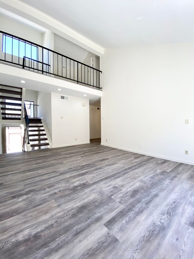 Primary Photo - *Spacious updated townhouse in Monterey pa...