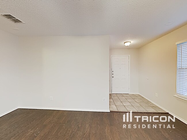 Building Photo - 910 Pryor Dr