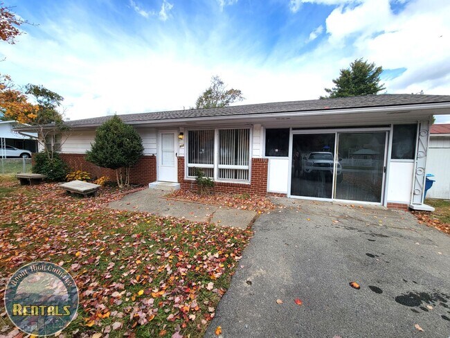 Foto del edificio - 3 Bedroom Home Right In Town!
