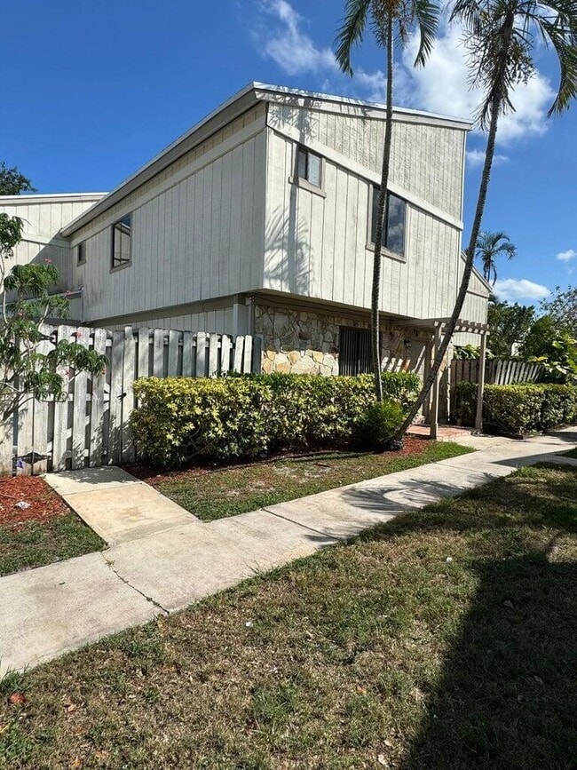 Building Photo - 11866 Sturbridge Ln Building Photo - 11866 Sturbridge Ln