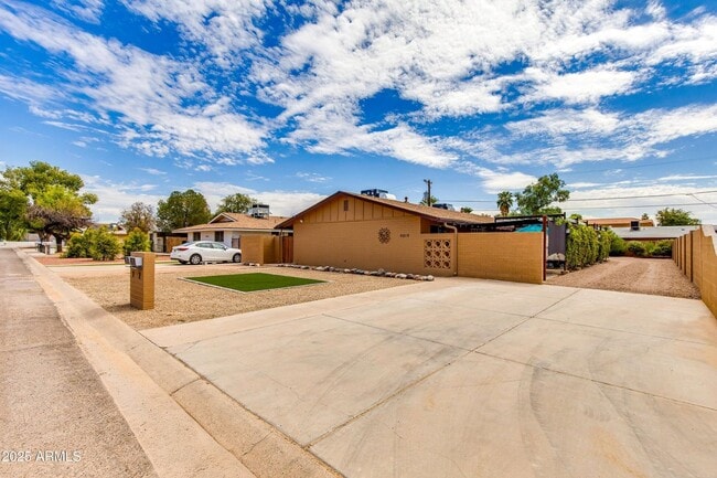 Photo - 4819 E Cambridge Ave Apartment