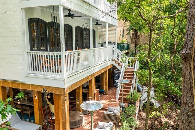 Building Photo - 10 S Briar Hollow Ln