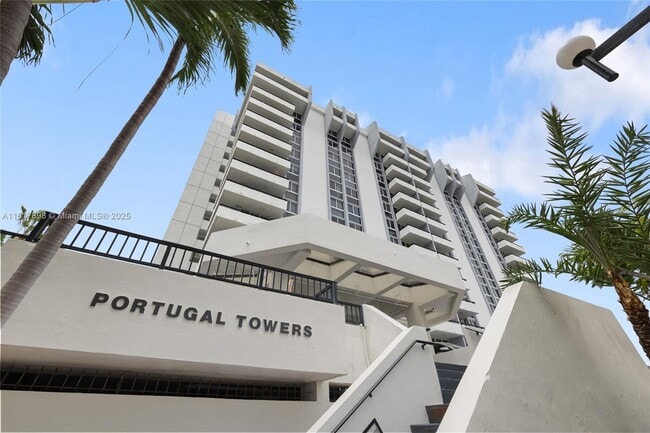 Building Photo - 3200 Collins Ave