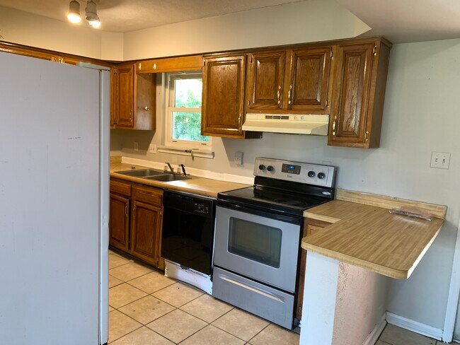 Building Photo - 1368 Dix Dr