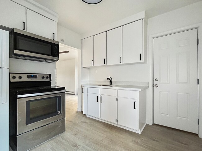 Building Photo - Amazing Beacon Hill Freshly Remodeled 1 Be...