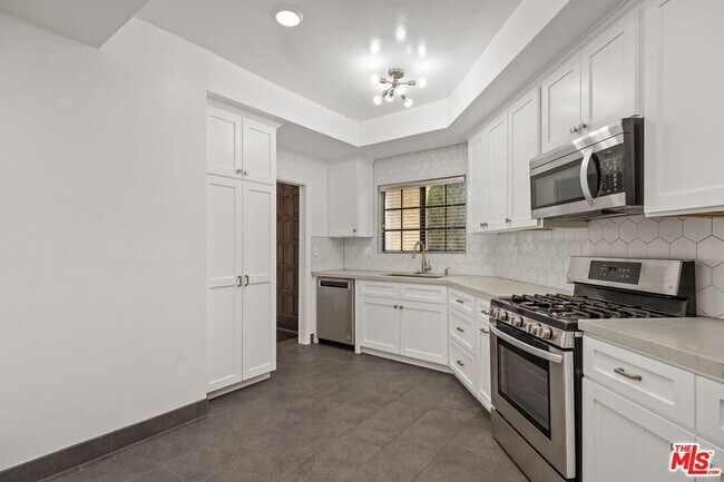 Building Photo - 818 6th St