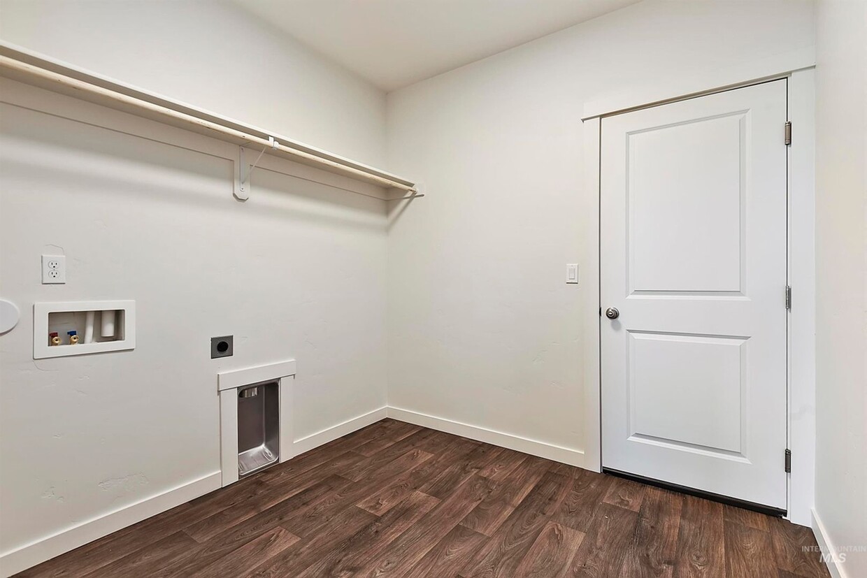 Primary Photo - 3 Bedroom. 2 Bathroom House in Nampa