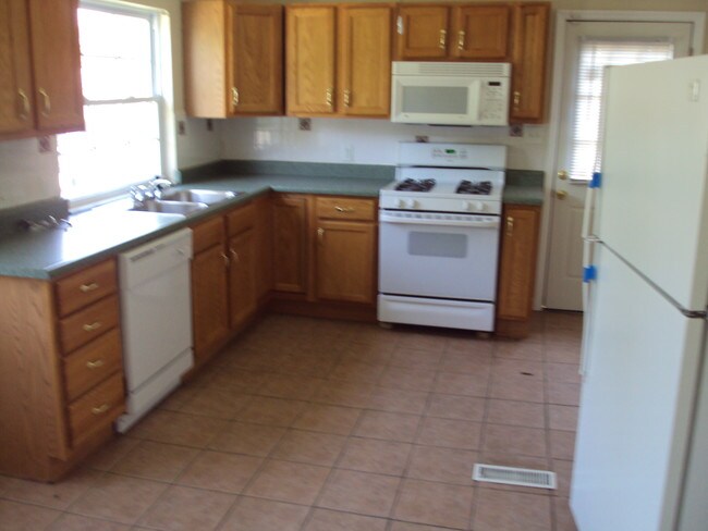 Building Photo - 10183 Cloverdale Dr