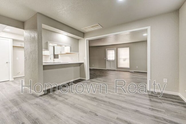 Foto del edificio - 6460 W Hefner Rd